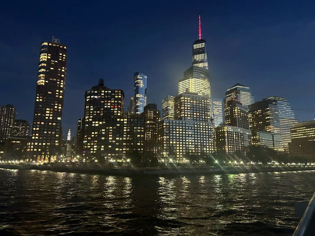 🌌 曼哈頓的夜晚,是夢與現實交疊的縫隙 🌌 曼哈頓的夜晚,是夢與現實交疊的縫隙