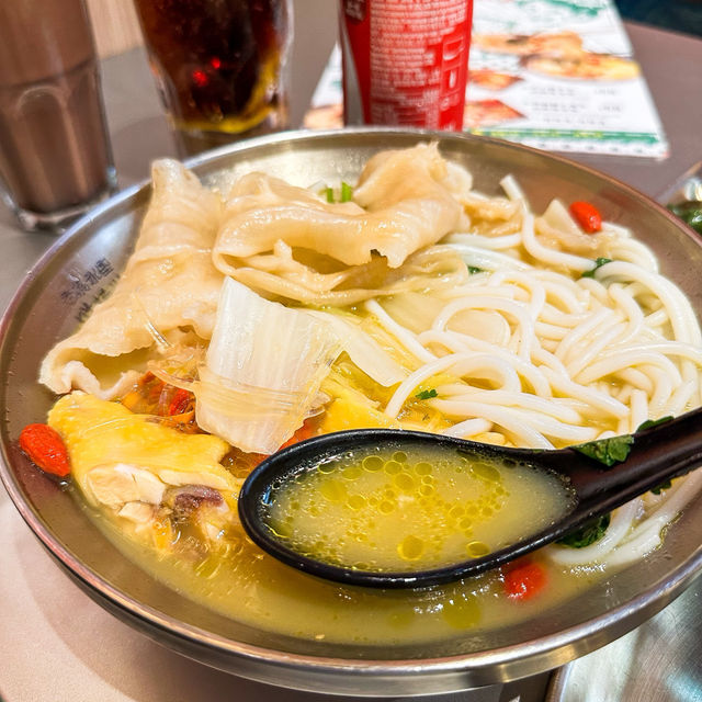 荔枝角老荔冰室😋 花膠雞阿媽足料雞湯米線🍜