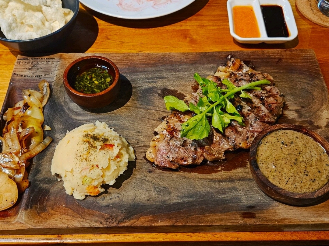 Kami telah mengadakan pertemuan selama beberapa hari dan memutuskan untuk makan malam di salah satu restoran steak. Oleh karena itu, kami pergi ke restoran bernama El Professor yang terletak di Jakarta Utara. Mereka menyajikan berbagai jenis daging sapi, termasuk Wagyu dan Angus, dan bagi yang tidak menyukai daging sapi, Anda juga bisa memilih opsi salmon dan udang mereka. Ada juga banyak jenis hidangan pendamping yang tersedia, dan rasanya sangat lezat. Dagingnya sangat empuk dan dimasak dengan sempurna, dan pelayanannya juga luar biasa. Saya sangat menyukai suasananya dan pasti akan kembali ke sana lagi.