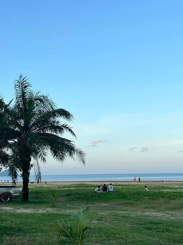 ตลาดนัดริมทะเล ปากน้ำหลังสวน – ชิลล์บรรยากาศทะเล