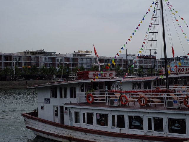 ล่องเรือที่ฮาลองเบย์ เวียดนาม ล่องเรือที่ฮาลองเบย์ เวียดนาม