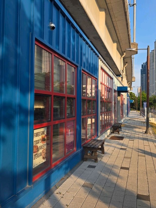 부산 컨테이너 공간의 감성 카페