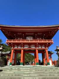 絶壁に位置する神社 本殿は洞窟の中に・・