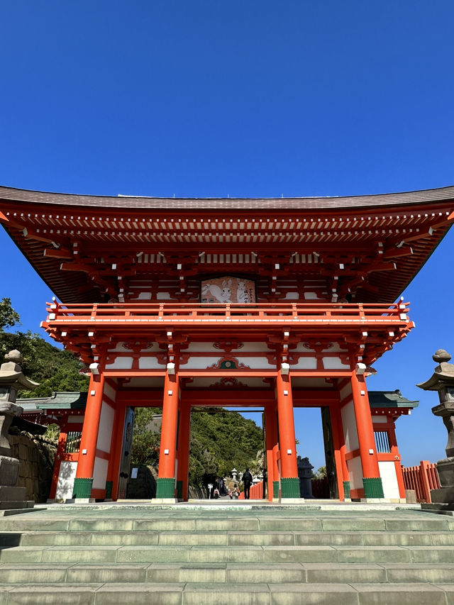 絶壁に位置する神社 本殿は洞窟の中に・・