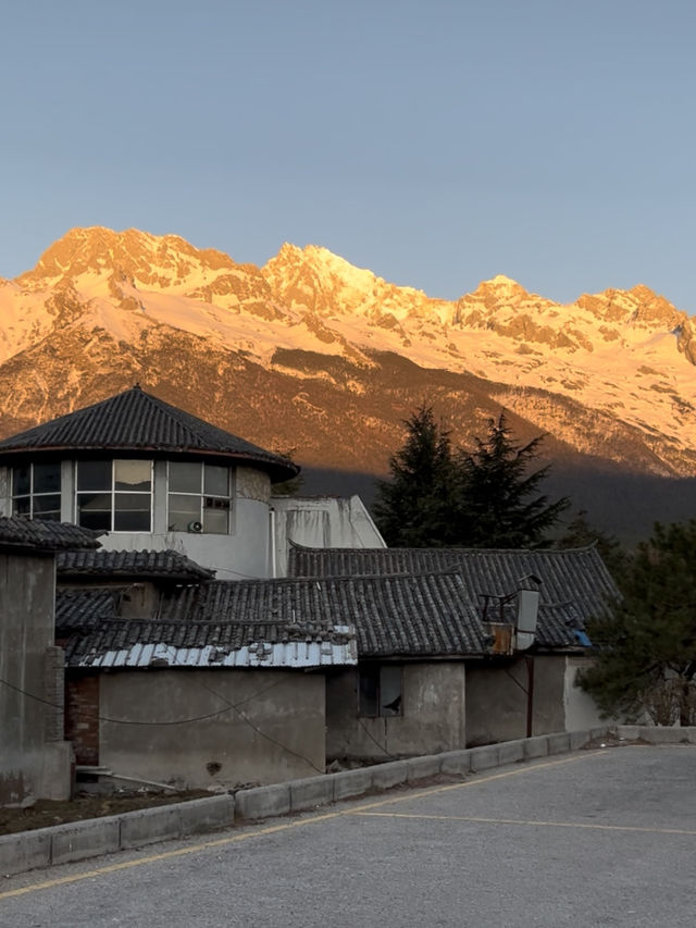 Yulong Snow Mountain : Golden Glow & White Snow