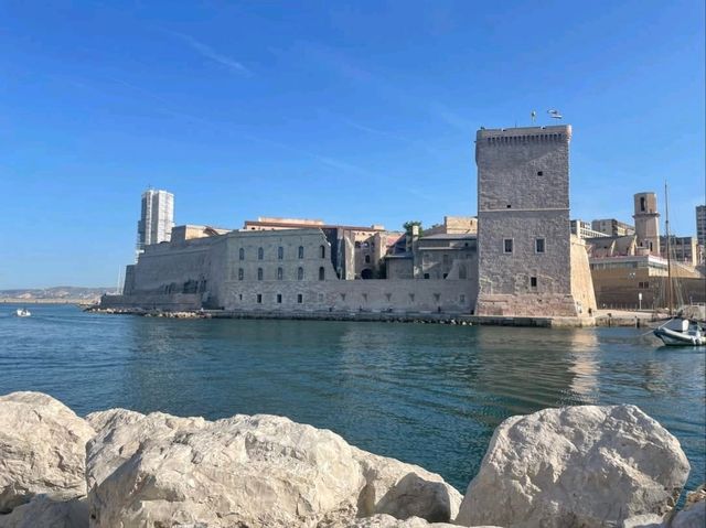 Vibrant Coastal Life in Marseille