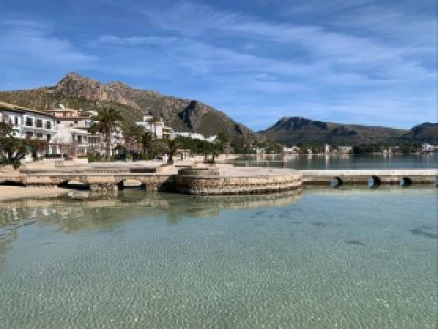 フォルメンターの劇的な崖とターコイズブルーの海