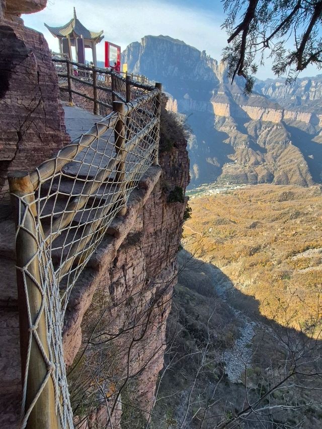 เดินริมผาที่อุทยาน Tianjieshan — สวย อลังการ เดินริมผาที่อุทยาน Tianjieshan — สวย อลังการ