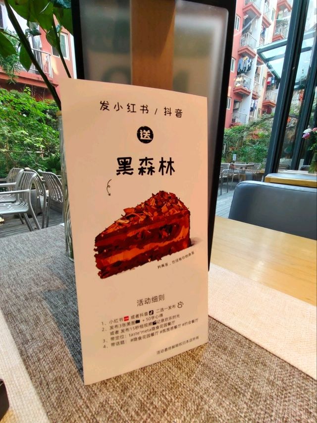 城堡裡的雲貴菜小酒館!紅酒杯裝涼粉、酸菜魚旁放玫瑰🌹 城堡裡的雲貴菜小酒館!紅酒杯裝涼粉、酸菜魚旁放玫瑰🌹