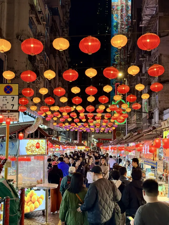 Red Temptation Awakens Hong Kong's Night: Temple Street Night Market