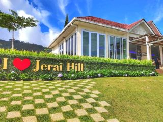 ⛰️✨ ยอดเขาในตำนานแห่งเคดาห์: กุนุงเจไร 🇲🇾

🌆 ภาพรวม

กุนุงเจไรเป็นหนึ่งในภูเขาที่โดดเด่นที่สุดในภาคเหนือของมาเลเซีย สูงกว่า 1,200 เมตรเหนือระดับน้ำทะเล มองเห็นทิวทัศน์อันงดงามของทุ่งนาในเคดาห์ ช่องแคบมะละกา และป่าฝนเขตร้อนอันเขียวชอุ่ม

🌄 สิ่งที่ทำให้ที่นี่พิเศษ

กุนุงเจไรผสมผสานความงามตามธรรมชาติเข้ากับตำนานท้องถิ่นที่น่าสนใจ

⛰️ หนึ่งในยอดเขาที่สูงและโดดเด่นที่สุดของเคดาห์
🌿 ป่าฝนหนาทึบอุดมไปด้วยสัตว์ป่าและความหลากหลายทางชีวภาพ
🌅 วิวพระอาทิตย์ขึ้นและตกที่งดงามเหนือเมฆ
📜 ภูเขาที่เชื่อมโยงกับตำนานและประวัติศาสตร์มาเลย์โบราณ

🚶 สิ่งที่น่าสำรวจ

นักท่องเที่ยวสามารถเพลิดเพลินได้ทั้งการผจญภัยและการพักผ่อนบนภูเขา

🥾 เส้นทางเดินป่าผ่านป่าฝนเขตร้อน
🚙 ขับรถชมวิวหรือนั่งรถจี๊ปขึ้นสู่ยอดเขา
🌄 จุดชมวิวแบบพาโนรามาที่มองเห็นทุ่งนาของรัฐเคดาห์
🌿 เดินชมธรรมชาติและสูดอากาศเย็นสบายบนภูเขา

📍 ข้อได้เปรียบด้านสถานที่ตั้ง

ภูเขาเจไรตั้งอยู่ระหว่างที่ราบชายฝั่งและชนบทของรัฐเคดาห์

🚗 ห่างจากเมืองอลอร์เซตาร์ประมาณหนึ่งชั่วโมง
🌾 ล้อมรอบด้วยทุ่งนาอันเลื่องชื่อของรัฐเคดาห์
🌊 วิวทิวทัศน์ทอดยาวไปถึงช่องแคบมะละกา

📸 ช่วงเวลาแห่งภาพถ่าย

📷 วิวทะเลหมอกจากยอดเขา
🌅 พระอาทิตย์ขึ้นเหนือทุ่งนาของรัฐเคดาห์
🌿 เส้นทางเดินป่าเขียวชอุ่มและทิวทัศน์ภูเขา

💛 ประสบการณ์โดยรวม

สวยงาม · ผจญภัย · สดชื่น

ภูเขาเจไรมอบการพักผ่อนบนภูเขาที่สมบูรณ์แบบในภาคเหนือของมาเลเซีย ที่ซึ่งอากาศเย็นสบายบนที่สูง ทิวทัศน์อันกว้างใหญ่ และธรรมชาติอันอุดมสมบูรณ์สร้างการผจญภัยกลางแจ้งที่น่าจดจำ

#สถานที่ลับ #ท่องเที่ยว2026 #พักผ่อนในประเทศ #สิ่งมหัศจรรย์ทางธรรมชาติ #มาเลเซีย


