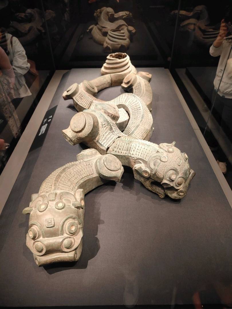 青銅双龍。 | Trip.com 西安