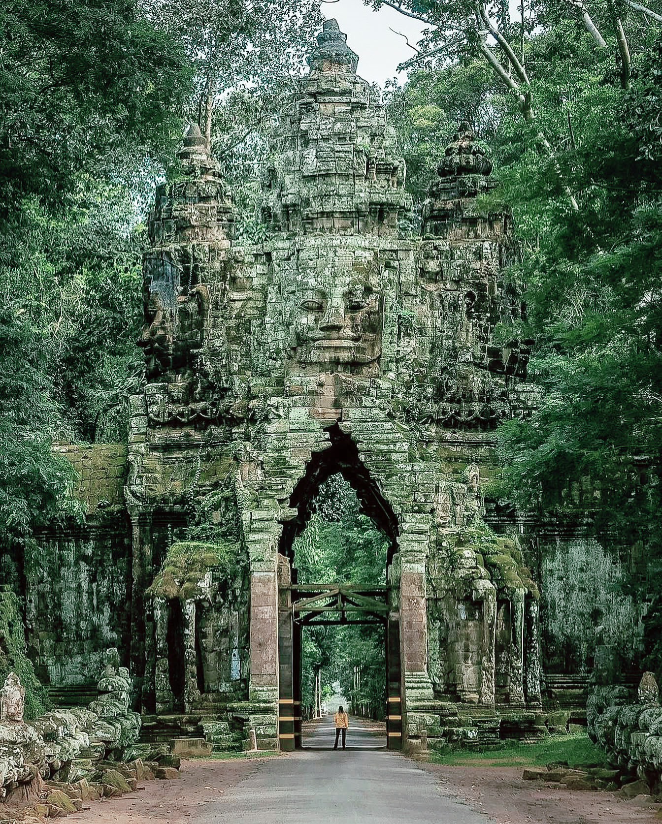 เสียมเรียบมีอะไรมากกว่าแค่นครวัด — นี่คือเหตุผลว่าทำไมประตูโตนเลออม (ประตูทิศใต้) ถึงควรอยู่ในลิสต์ที่ต้องไปให้ได้! 🚪✨