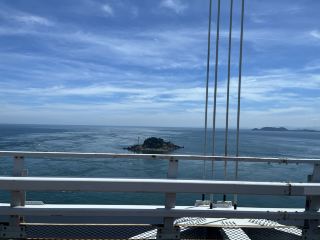 ❤️探索大阪附近一處全新旅遊景點❤️

德島縣立渦之道步道🌊

這條風景優美的步道位於著名的鳴門大橋下方,鳴門大橋以其獨特的鳴門漩渦而聞名。

亮點包括:

🚶• 450公尺長的橋下觀景步道

📸• 體驗刺激的玻璃地板,俯瞰鳴門海峽

🌊• 親眼目睹令人驚嘆的漩渦奇觀

🩵• 飽覽壯麗海景,是攝影愛好者的天堂

🚗 如何從大阪前往

大阪長途巴士 — 強烈推薦

· 根據您的預訂,在大阪梅田或難波站上車。

· 選擇前往鳴門公園口的路線,鳴門公園口靠近鳴門公園和觀景步道。

· 車程約2-2.5小時。

· 成人單程票價約3,800日圓,約900泰銖。

從大阪有直達鳴門公園地區的巴士,無需轉乘火車。

💰 門票

成人 510日圓

國中生 410日元

小學生 260日元

6歲以下兒童:免費

⏰ 開放時間

10月至隔年2月

9:00–17:00

最後入場時間 16:30

3月至9月

9:00–18:00

最後入場時間 17:30

💡 最佳遊覽時間

最重要的提示是…您應該根據潮汐時間表選擇遊覽時間,而不僅僅是開放時間,因為在某些時段,漩渦可能不太容易看到。

* 想更清楚地觀賞漩渦:請查看官方網站,了解大型漩渦最容易出現的時期。

📸拍攝美照的技巧📸

💙玻璃地板視角:從特定角度拍攝,將人物和下方的大海都納入畫面。

🌉橋樑全景視角:使用廣角鏡頭,將橋樑置於畫面中心,將天空也拍進去。 ☁️

📌位置:https://maps.app.goo.gl/HgGR5vVBWJQ2p5Vj9?g_st=ic

#鳴渡漩渦 #德島 #遊覽德島