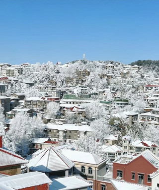 Visit Mount Lushan in winter and admire this UNESCO World Heritage site amidst romantic white snow and fluffy clouds in Jiangxi. 🏔️❄️