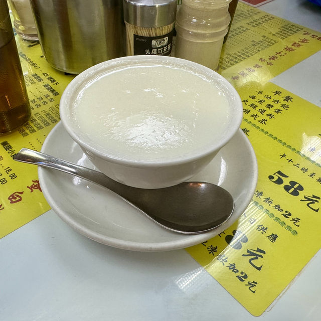 【香港】朝食と牛乳プリンが人気の、常に混んでる香港の老舗茶餐廳「オーストラリア・デイリー・カンパニー（澳洲牛奶公司）」