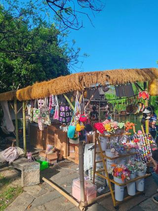 山や川を越える旅の中で、私たちは自分自身を再発見します。古い荷物も、新たな出発点も。旅は、私たち自身の魂との深い対話です。使い古された荷物を肩に担ぐとき、私たちは荷物だけでなく、過去の重荷も背負っています。そのまだら模様は、時が残した詩であり、私たちの過去の混乱と決意を記録しています。しかし、最初の一歩を踏み出すと、遠くへの憧れは、とても生き生きとして新鮮です。私たちは過去の経験を活かして新たな挑戦に立ち向かい、過去の優しさを新たな出会いに注ぎ込みます。見知らぬ土地で、私たちはあらゆる偽りを捨て、自然の抱擁の中で心を自由に呼吸させます。内なる声に耳を傾け始めると、賑やかな都会に埋もれていた夢が、旅の中で再び輝きを放ちます。私たちは自らの弱さを認め、強さを受け入れます。平凡さを受け入れ、個性を称賛します。旅は、人生は直線ではなく円であることを教えてくれます。私たちは出発点から旅立ち、風雨を経験し、そしてついに心の奥底へと戻ってきます。しかし、もはやかつての私たちではありません。古い荷物は過去との繋がりであり、新たな出発は未来への約束です。この旅において、私たちは旅人であると同時に、故郷へ帰る者でもあります。私たちは自らの足跡で物語を紡ぎ、心で人生の広がりと深さを体験します。これこそが旅の最も美しい意味です。自分自身を見つめ直す過程で、私たちはより良い自分へと成長していくのです。

#NewYearDestinations2026 #travel2026