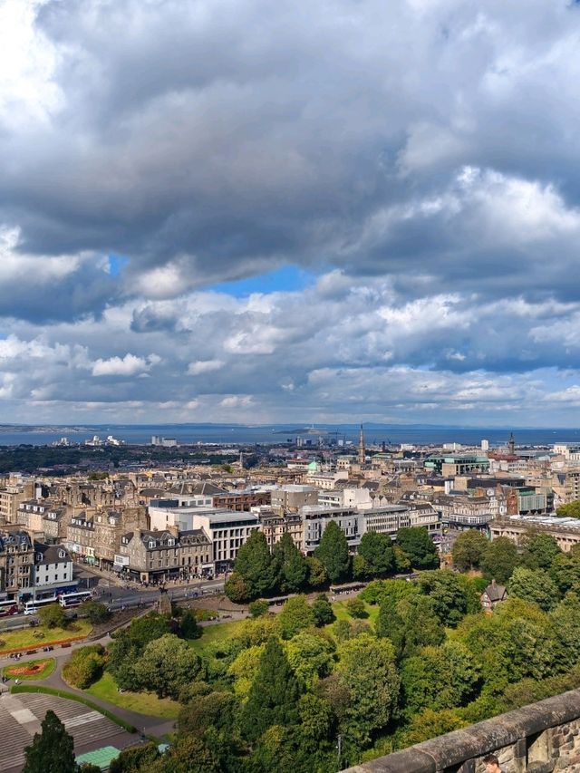 Magnificient Edinburgh Castle 🏴󠁧󠁢󠁳󠁣󠁴󠁿
