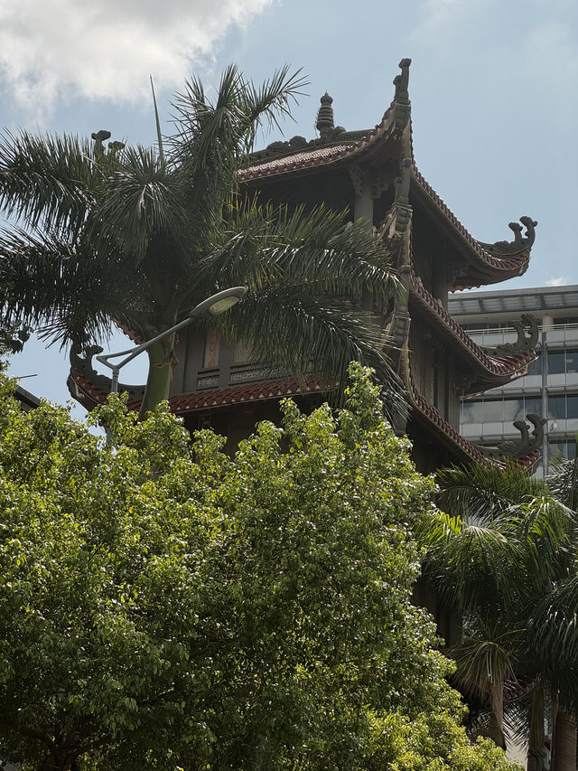 Ho Chi Minh: the capital, do it by bus 