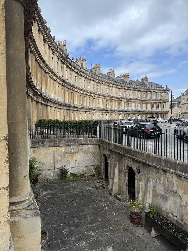 The Royal Crescent in Bath: A Georgian Masterpiece 🏛️