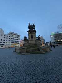🌃✨ Frankfurt am Main at Night – Where Skyscrapers Shine and History Whispers 🌉🌟 