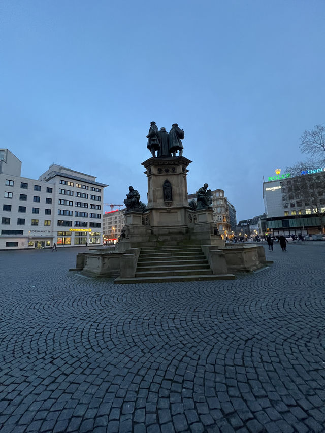 🌃✨ Frankfurt am Main at Night – Where Skyscrapers Shine and History Whispers 🌉🌟 