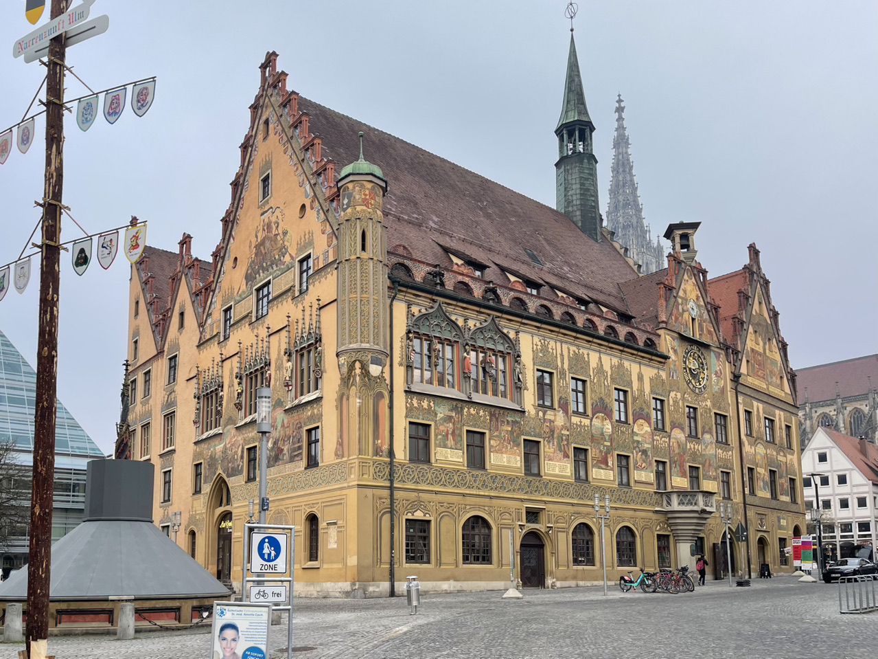 Ульм (Ulm) расположен на юго-востоке немецкой земли Баден-Вюртемберг, на берегу Дуная (Donau), по соседству с баварским Ной-Ульмом (.