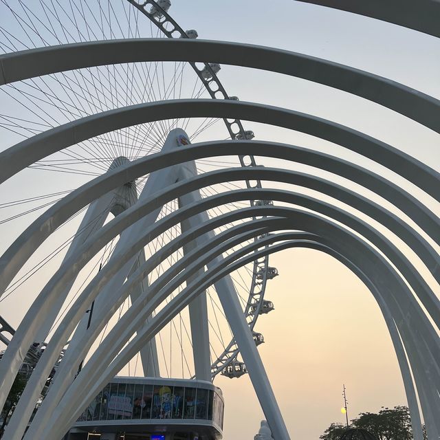 CHILL FERRIS WHEEL RIDE IN SHENZHEN