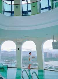 西雙版納｜藏在城市裡的絕美高空頂樓泳池酒店