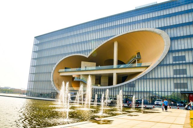 上海保利大劇院位於上海市嘉定區白銀路159號 ，於2010年開始建設， 於2014年9月30日正式投