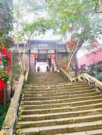 這座城牆就像山裡的一條龍一人當家，萬夫莫開