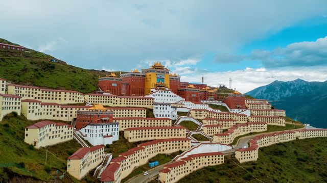 雪山潔白，湖泊清澈，川西的美景，會聽到全世界唱給你的情歌