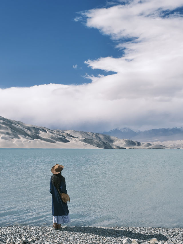 一路向西到新疆去雪山下感受湖泊的自由