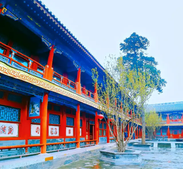 Why is it said that the Prince Gong's Mansion encapsulates half of the Qing Dynasty's history?