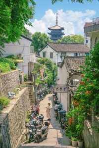 The Citywalk in Hangzhou is absolutely stunning‼️ One can see half the city in its mundane hustle and bustle, and the other half in its ethereal beauty~