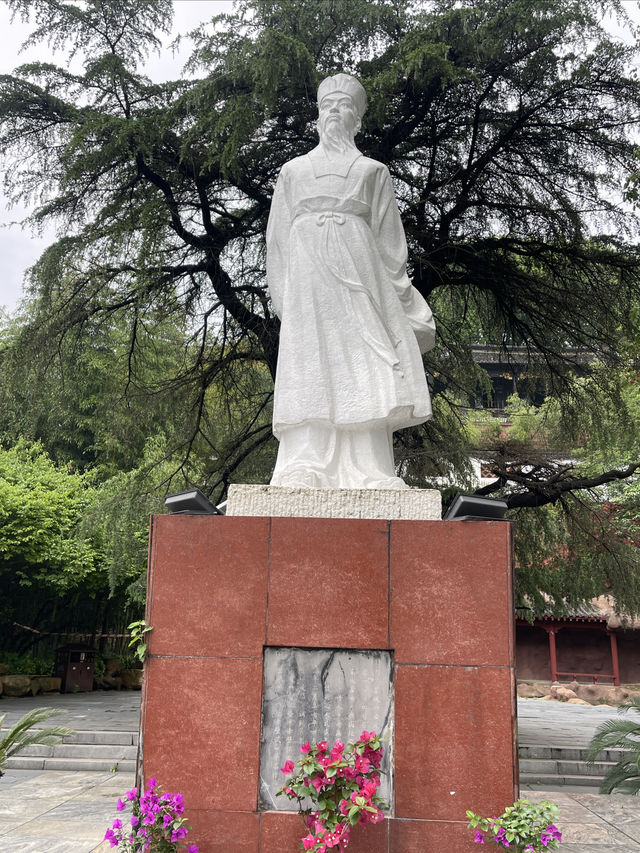 位於黃州區赤壁磯頭因北宋大文豪蘇東坡在此寫有《赤壁懷古》詞和前後《赤壁賦》而得名又稱文赤東坡赤壁壁