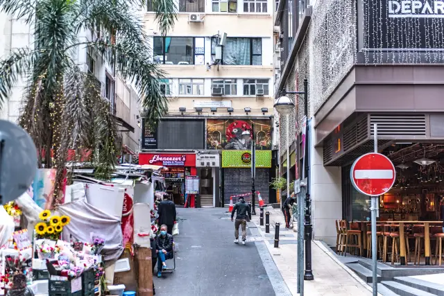 香港蘭桂坊：中環最熱鬧的夜市街區，外來遊客必打卡地！