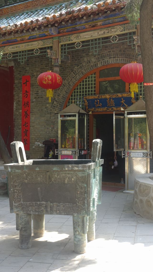 據說古時有五千僧侣，而今竟無人問津。