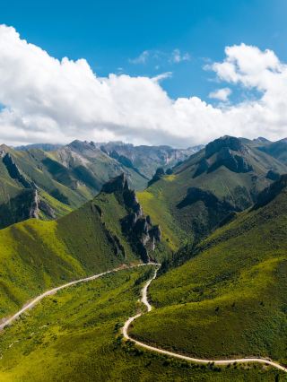When driving in Gannan, almost no one will miss the Rock Road! The winding and winding magnificent scenery along the way attracts more and more tourists... .