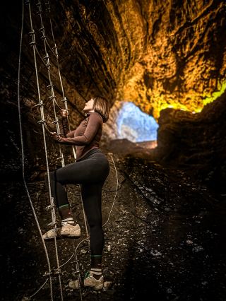 Qianling Mountain Maple Viewing Tour: Encounter the first natural cave in North China. 