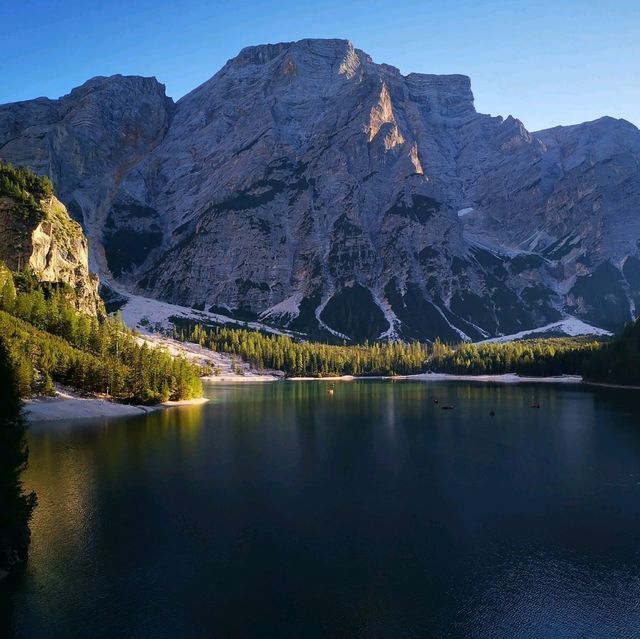 Exploring the Enchanting Lago di Braies: A Journey Through Its Natural Beauty and Tranquility