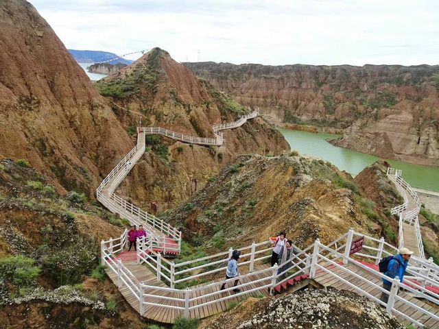 穿越廣袤西北大地 遊走無垠畫卷之中