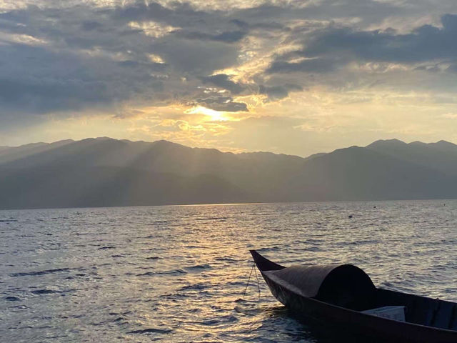 抚仙湖，展開一場湖光山色的浪漫之旅。