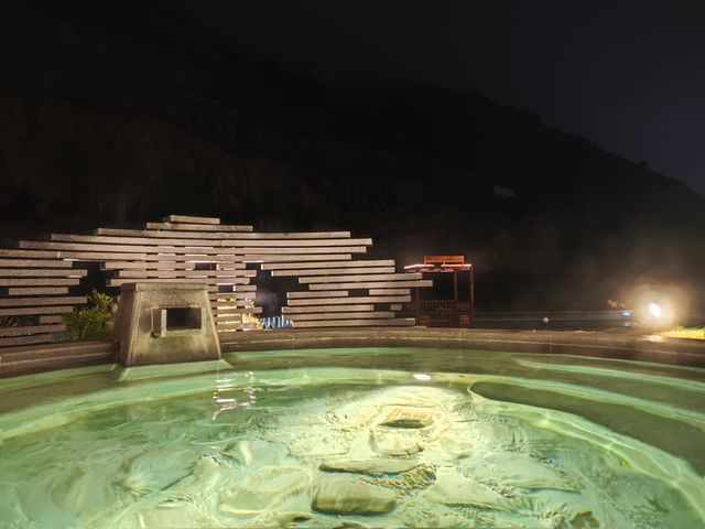 睡進懸崖礦谷，泡在雲端溫泉