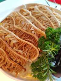 成都呢間火鍋店真係好有趣，邊食邊睇川劇