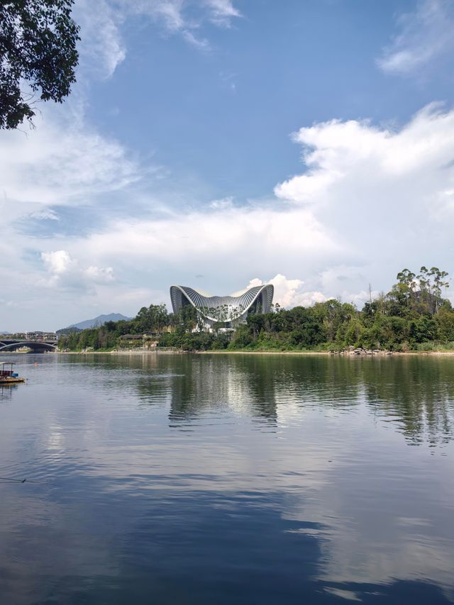 踏入桂林象鼻山景區，恍如誤闖入大自然精心雕琢嘅夢境。