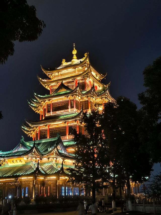 呢場大雨澆唔熄我對重慶嘅熱情！啱啱打卡完絕美夜景觀賞地鴻恩閣，即刻嚟俾你哋安利呢個寶藏景點 鴻恩