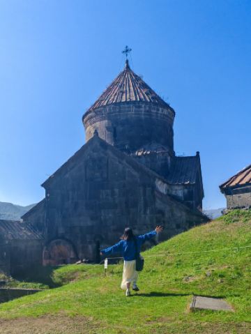 วัดฮาคปัต ตั้งอยู่ท่ามกลางท้องฟ้าสีครามและหุบเขา