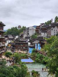 住進瀑布邊的古鎮