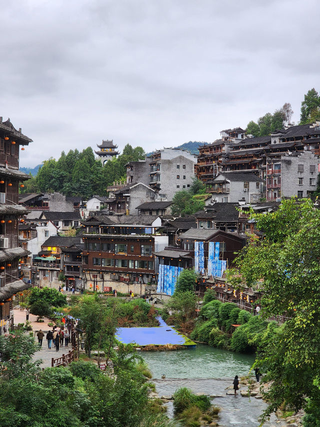 住進瀑布邊的古鎮 住進瀑布邊的古鎮